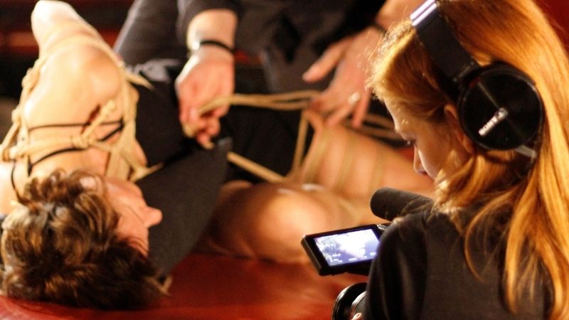 „Es ist gehalten werden, es ist sich hingeben“